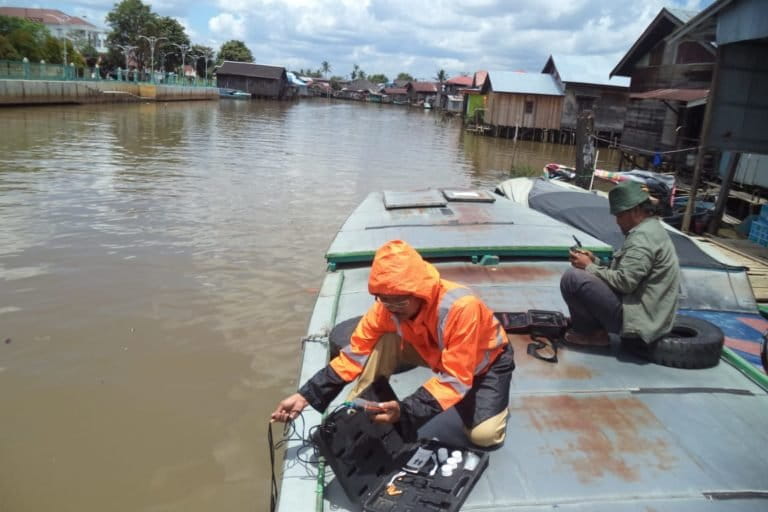 ecoton sedang melakukan penelitian di dua sungai di Banjarmasin. Foto: Rahim A/ Mongabay Indonesia