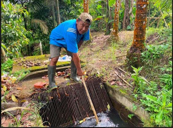 Saluran air dekat turbin PLTMH yang harus tetap terjaga, jangan sampai ada sampah atau dedaunan yang menumpuk. Kalau ada sampai atau dedaunan bisa menggangu pasokan listrik warga Desa Buluhawar. Foto: Sri Wahyuni/ Mongabay Indonesia