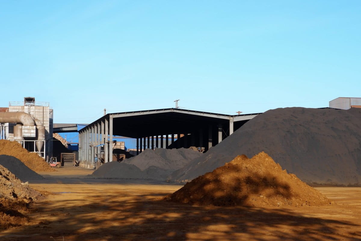 Tumpukan batubara dalam KIBA. Foto: Eko Rusdianto/ Mongabay Indonesia