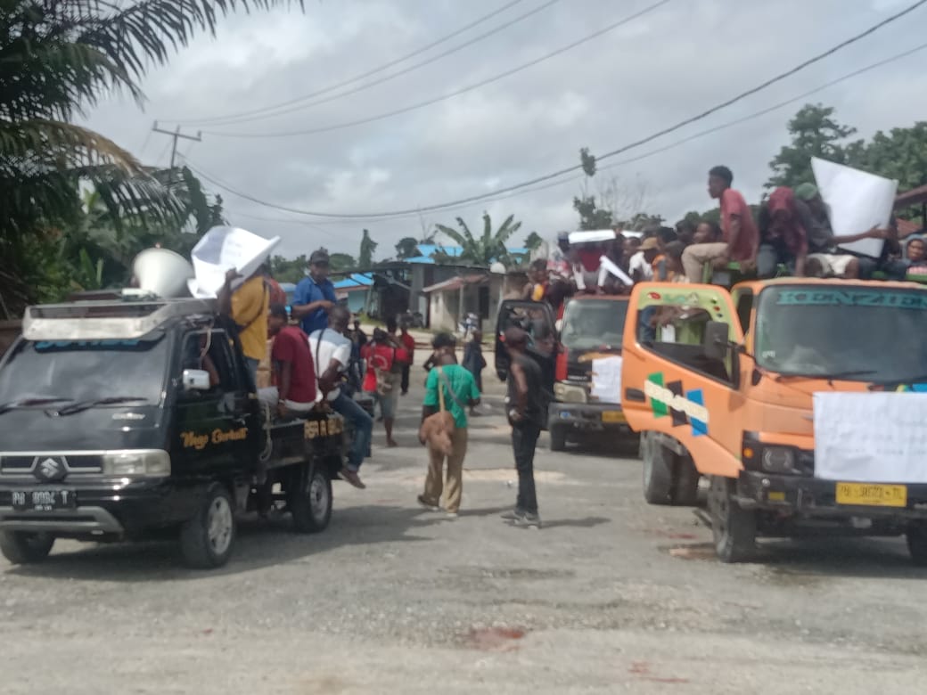protes masyarakat adat di sorong Selatan atas putusan hakim PPTUN Makassar yang mengabulkan banding dua perusahaan sawit. Masyarakat adat mendukung Pemerintah Sorong Selatan, maju kasasi melawan perusahaan sawit itu. Foto: dokumen warga