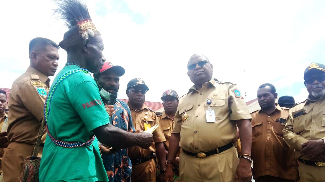 Tetua adat di Sorong Selatan kuatkan dukungan kepada Samsudin Anggiluli, Bupati Sorong Selatan (baju dinas). .Pemerintah Sorong Selatan, sudah mencabut izin perusahaan sawit di wilayah adat. Foto: dokumen warga