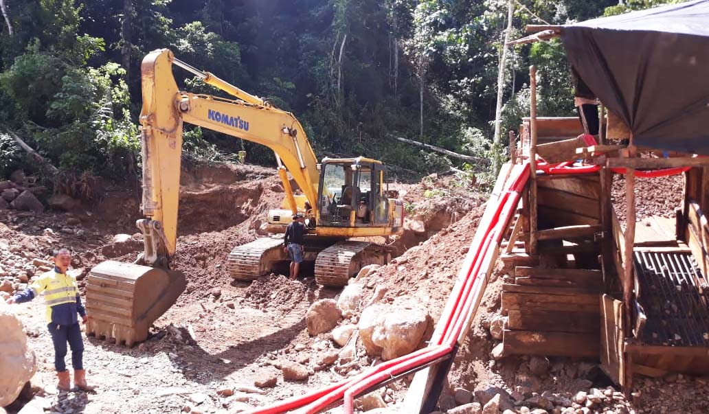 Alat berat mengeruk sungai di Pahuwato untuk mencari emas. Foto: Sarjan Lahay/ Mongabay Indonesia