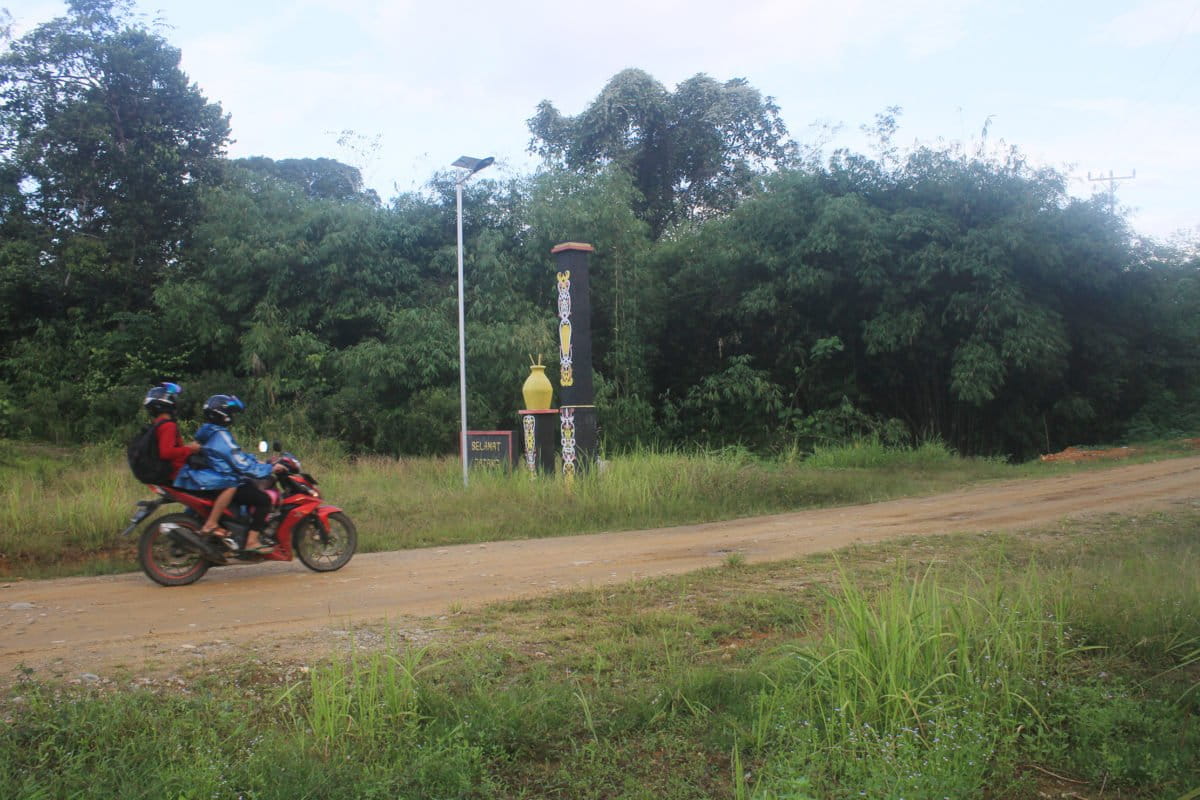 Pintu gerbang memasuki Desa Mondi, Kabupaten Sekadau. Foto: Siti Salbiayh/ POntianak Post