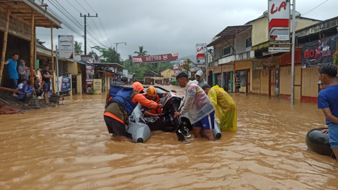 Petugas mengevakuasi warga di Malang, yang terkena banjir bandang. Foto: BPBD