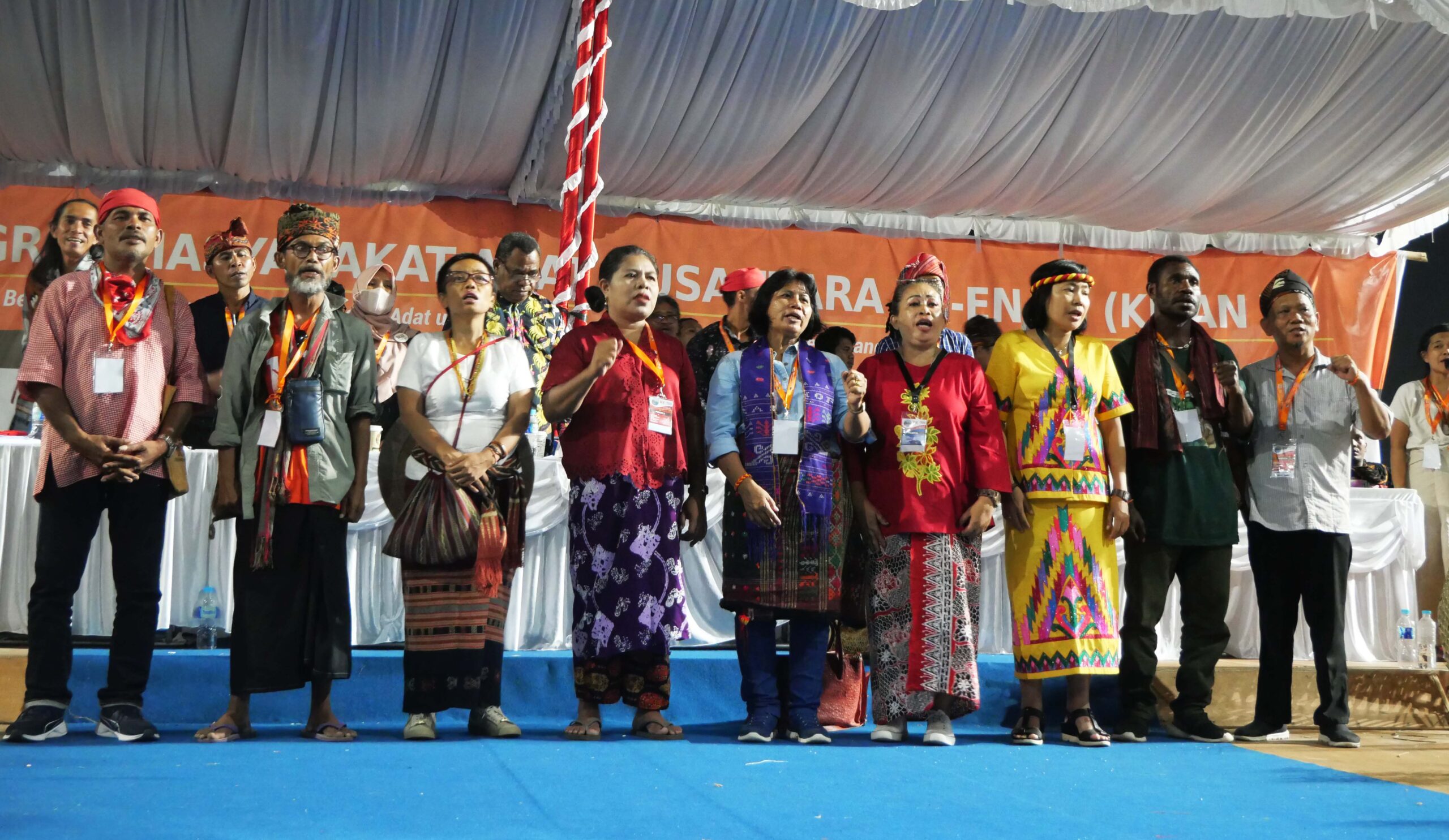 Rukka Sombolinggi (tiga dari kiri) bersama pengurus Damannas usai pemilihan. Foto: Asrida Elisabeth/ Mongabay Indonesia
