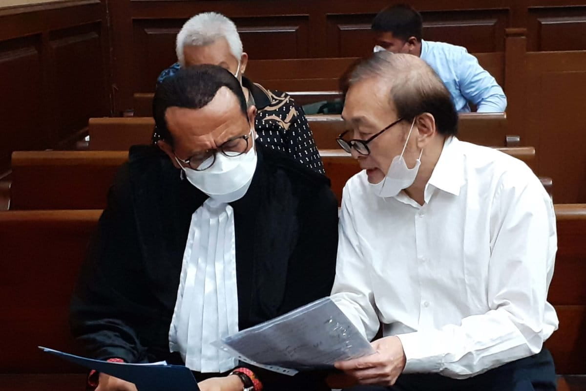 Surya Darmadi dan pengacaranya saat persidangan. Foto: Suryadi/ Mongabay Indonesia