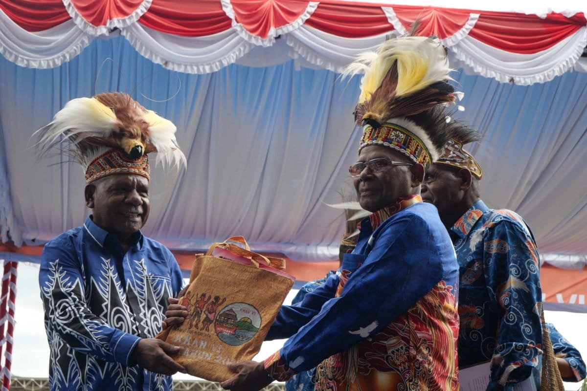 Mathius Awoitauw, Bupati Jayapura (kiri) juga menyerahkan surat keputusan pengakuan wilayah adat untuk delapan komunitas adat di Kabupaten Jayapura. Foto: Asrida Elisabeth/ Mongabay Indonesia