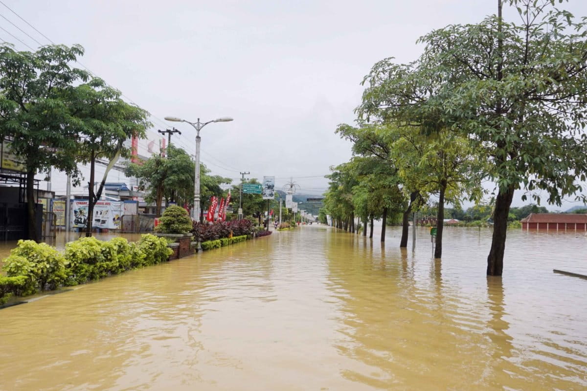 Jalur protokol di tengah kota Kabupaten Trenggalek yang terendam banjir, Selasa (18/10/2022). Foto: A. Asnawi/ Mongabay Indonesia