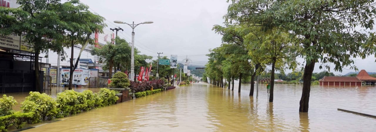 Jalur protokol di tengah kota Kabupaten Trenggalek yang terendam banjir, Selasa (18/10/2022). Foto: A. Asnawi/ Mongabay Indonesia