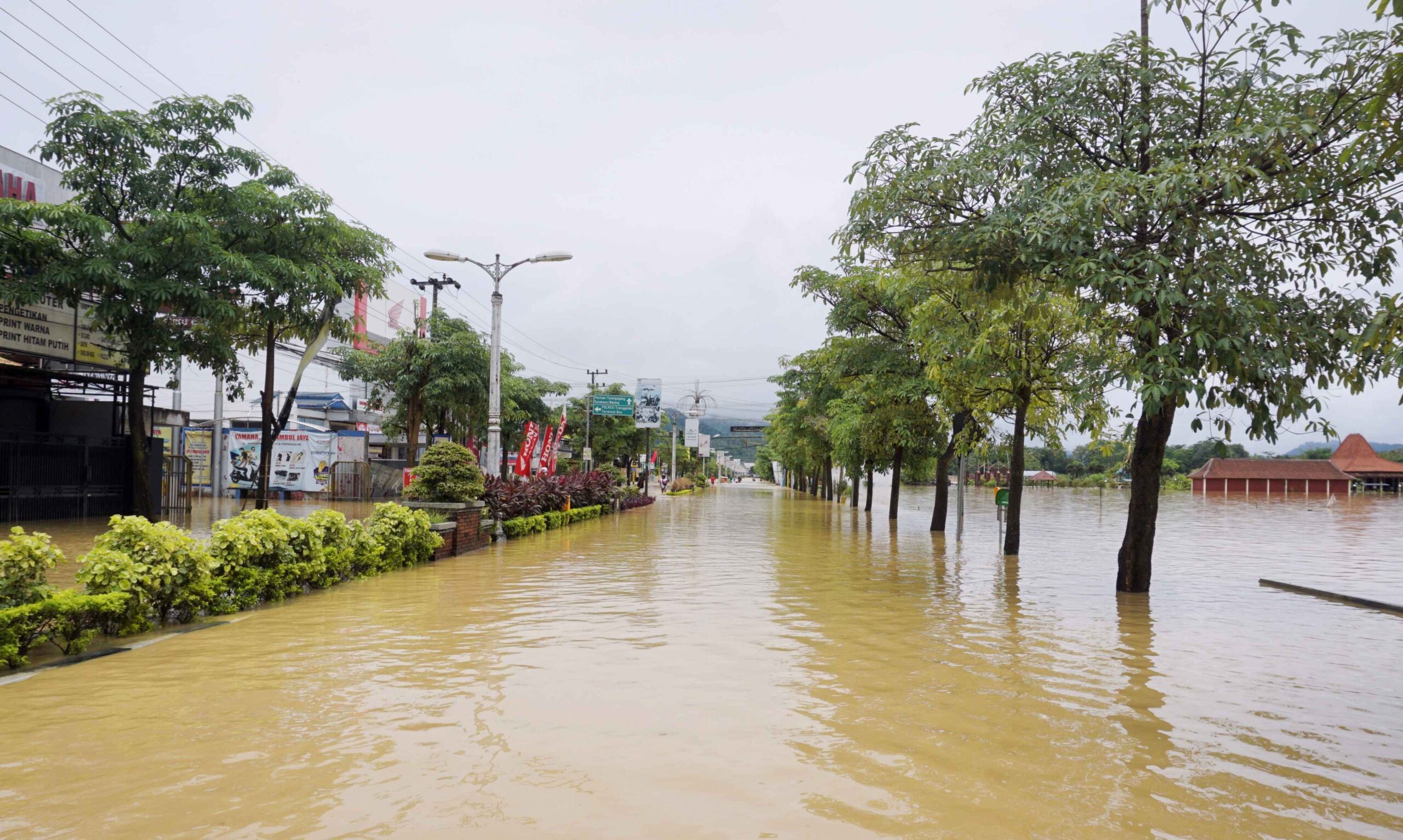Jalur protokol di tengah kota Kabupaten Trenggalek yang terendam banjir, Selasa (18/10/2022). Foto: A. Asnawi/ Mongabay Indonesia
