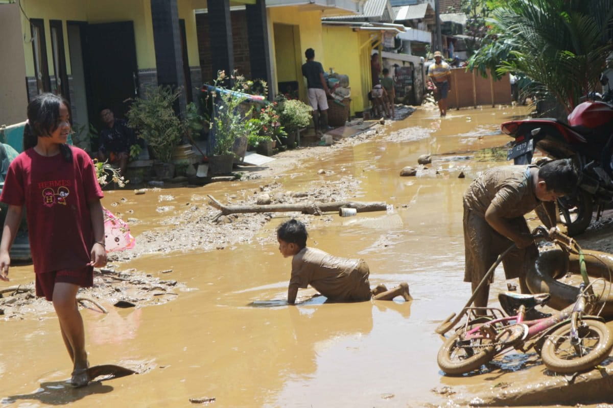 Bocah bermain lumpur sisa banjir bandang di Desa Tasikmadu, Kabupaten Trenggalek. Ftoto: A. Asnawi/ Mongabay Indonesia