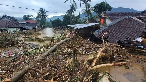 Tumpukan material sampah dan kayu yang terbawa banjir bandang Tasikmadu, Kabupaten Trenggalek. Foto: A. Asnawi/ Mongabay Indonesia
