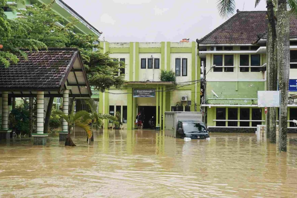 RSUD dr. Soedomo, Kabupaten Trenggalek yang terendam banjir, Selasa (18/10/2022). . Foto: A. Asnawi/ Mongabay Indonesia