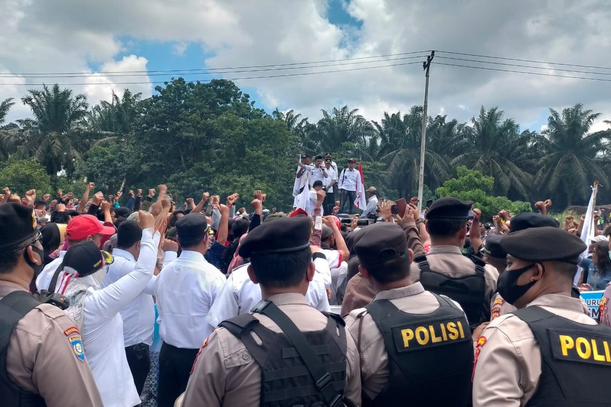 Masyarakat dari Kecamatan Hanau, Kabupaten Seruyan, Kalimantan Tengah, aksi menuntut plasma di perkebunan sawit PT Tapian Nadenggan,. Foto: Budi Baskoro/ Mongabay Indonesia
