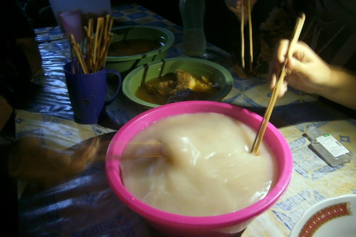 Popeda, makanan khas Papua dari sagu. Foto: Nuswantoro/ Mongabay Indonesia 