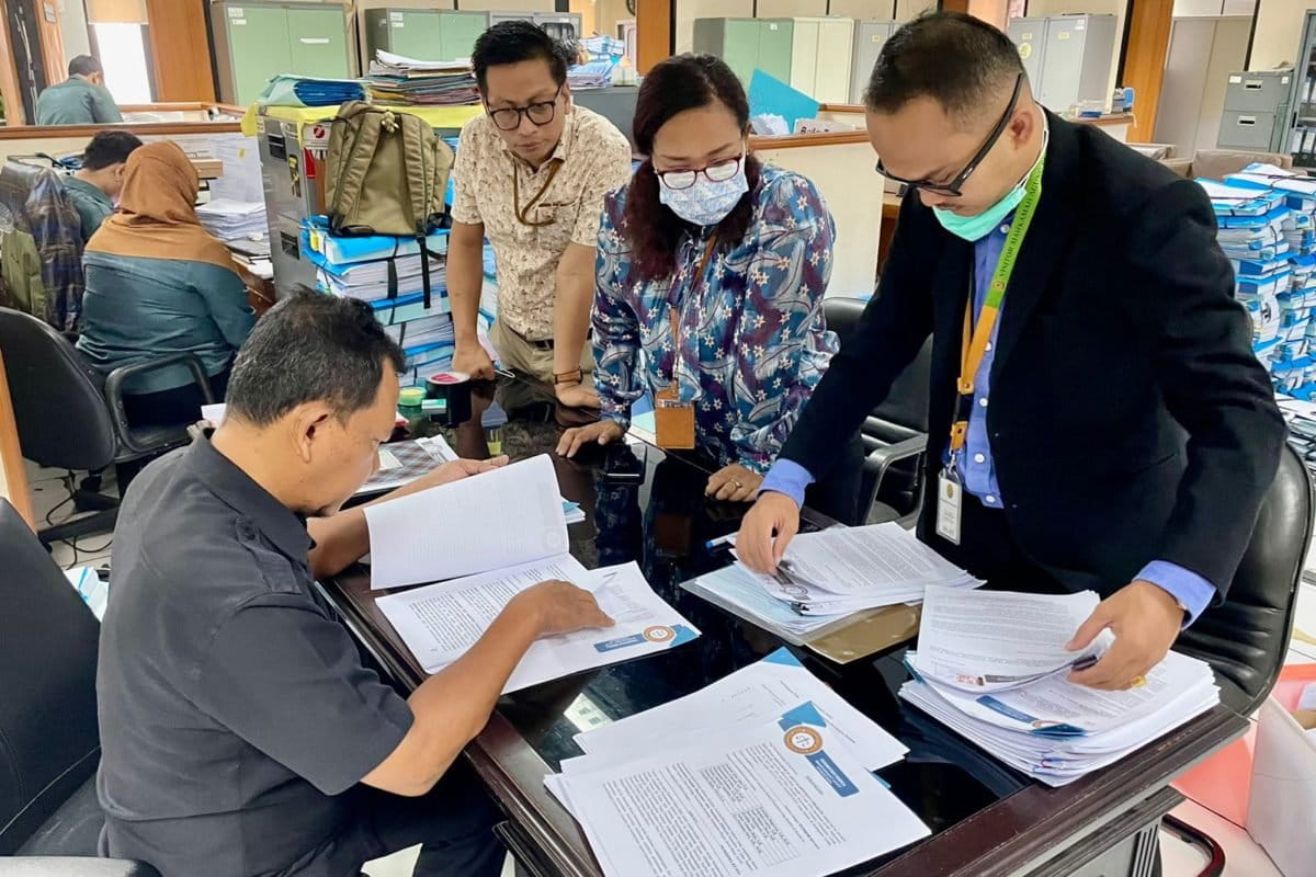 PPMAN sedang menyerahkan gugatan dari masyarakat adat soal NEK pada penghujung September lalu. Foto: AMAN
