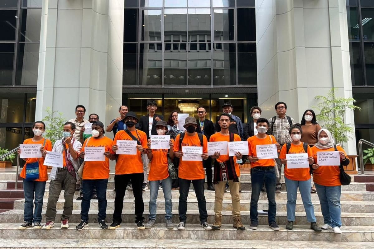 PPMAN setelah mengajukan gugatan ke Mahkamah Agung atas aturan Penyelenggaraan Nilai Ekonomi Karbon. Foto: AMAN