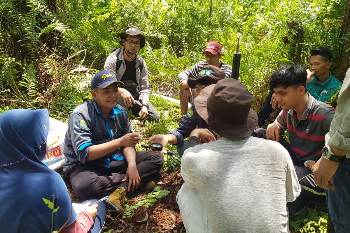 Pengukuran tinggi muka air gambut. Foto: Suryadi/ Mongabay Indonesia
