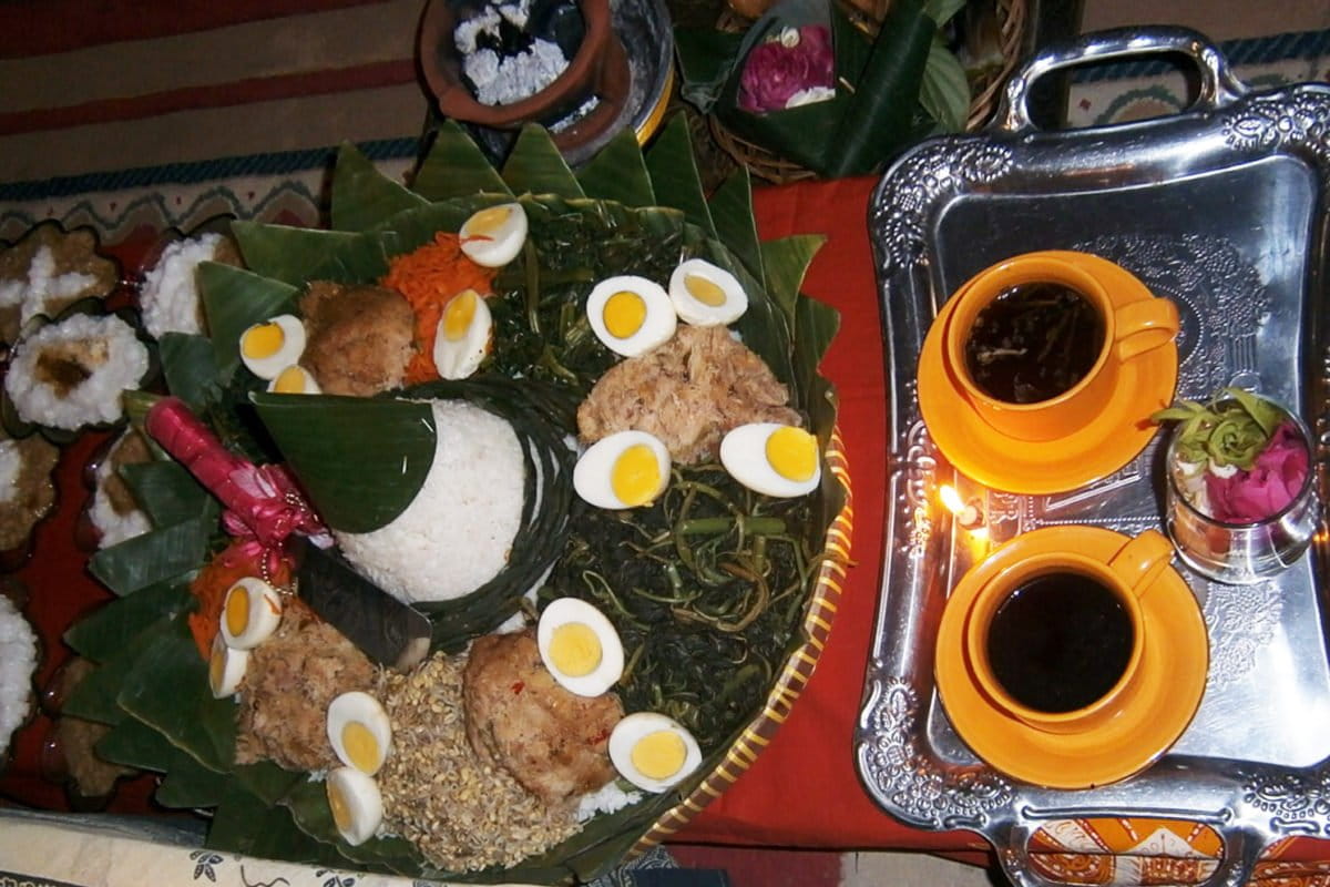 Tumpeng dan kelengkapan sesaji. Foto: Nuswantoro/ Mongabay Indonesia