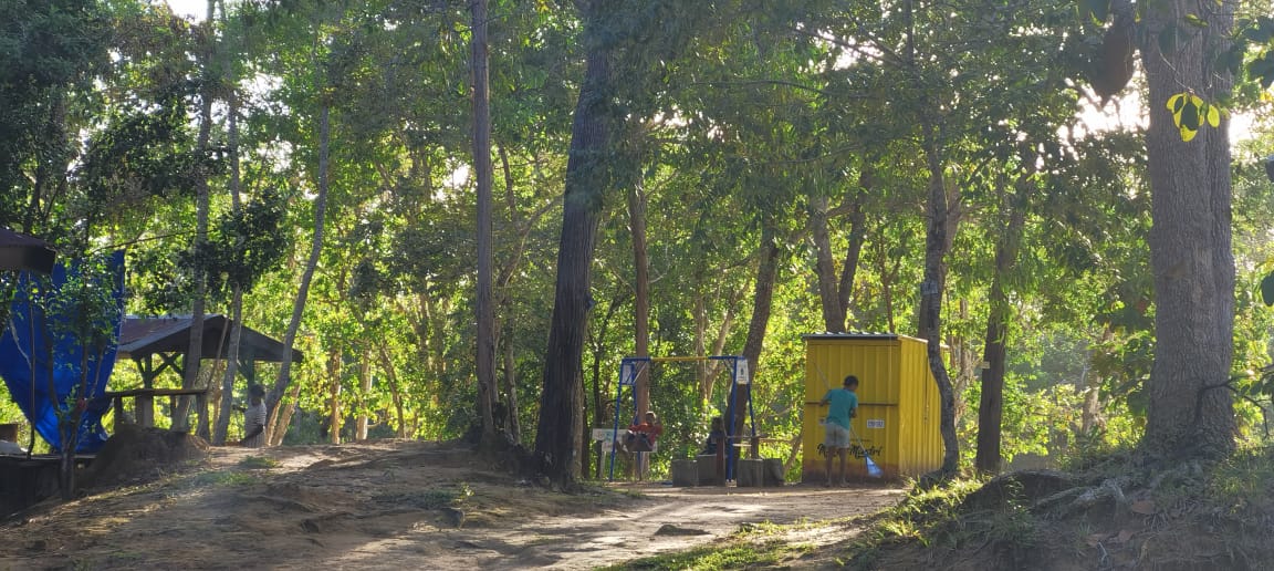 Masyarakat Kampung Wadur, hidup bersama hutan, memanfaatkan dan merawatnya. Foto: Agustinus Mbesway Mahuze,