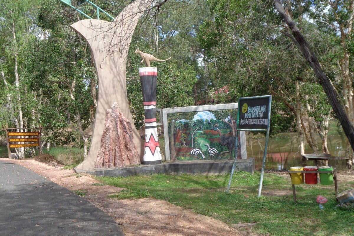Keluar dari gapura terdapat gambar burung cenderawasih, diatas gapura tampak sebuah patung dari semen mrip, walaby. Foto. Agapitus Batbual.JPG