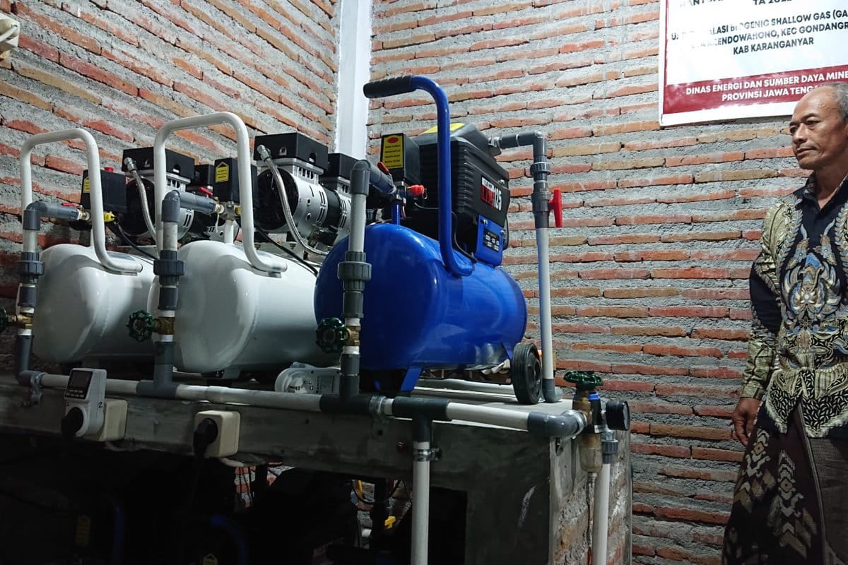 Sholihin di ruang instalasi biogenic shallow gas di rumahnya di Krendowahono. Foto: Nuswantoro/ Mongabay Indonesia