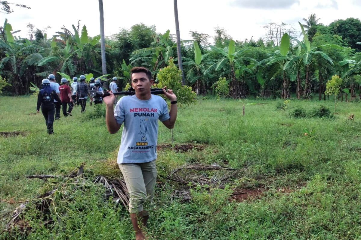 Baharuddin adalah mantan penyelam tripang yang berhenti karena mempertimbangkan masalah kesehatan dan keamanan saat menyelam. Foto: Moh. Tamimi/Mongabay Indonesia
