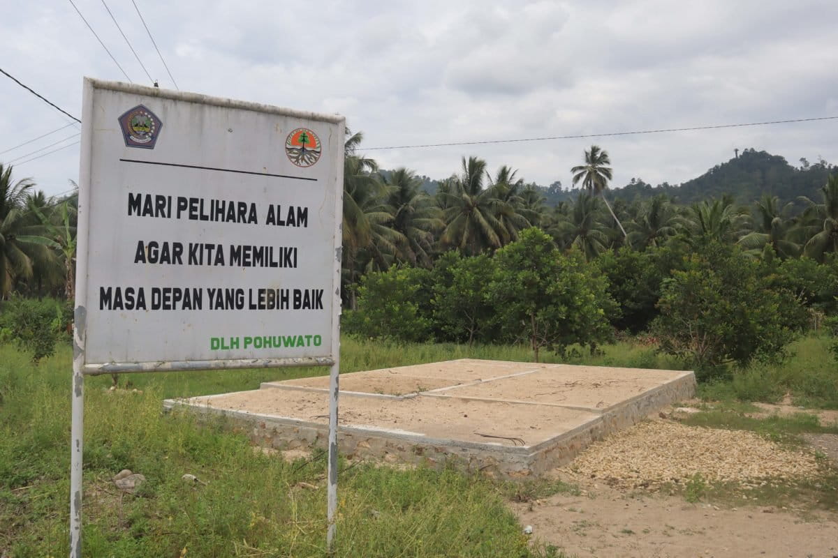 Pelang dari Kementerian Lingkungan Hidup dan Kehutanan untuk jaga lingkungan bersama. Foto: Sarjan lahay/Mongbay Indonesia