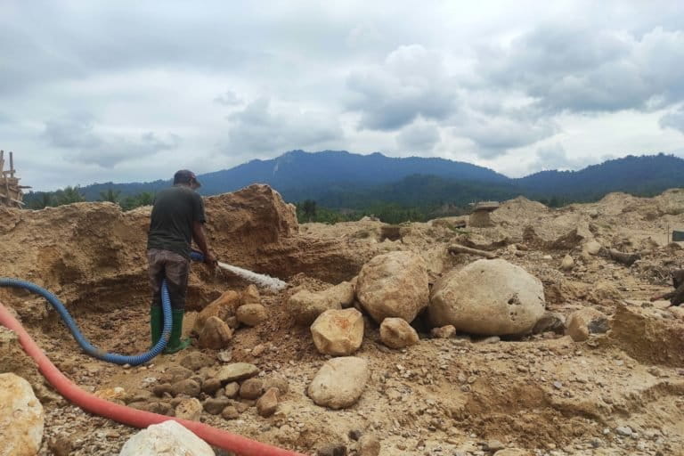Penambang emas tradiional sedang mencari emas. Foto: Sarjan lahay/ Mongabay Indonesia