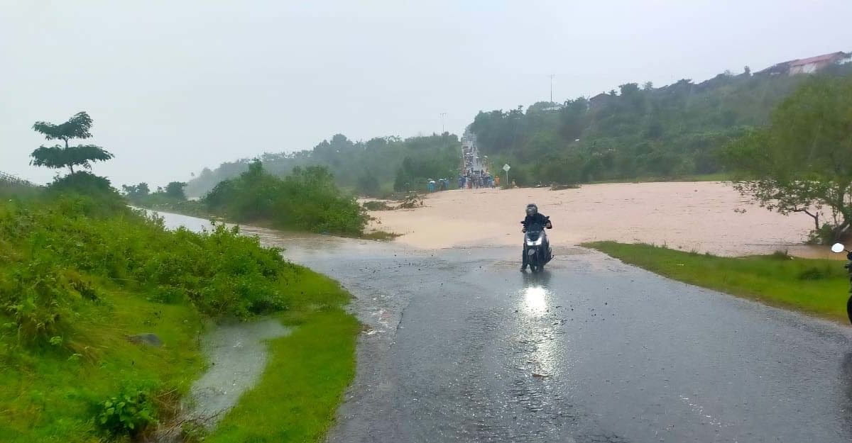 Bencana banjir dan longsor kerap terjadi di Ambon, maluku. Foto: Christ Belseran-Edison Maas/ Mongabay Indonesia