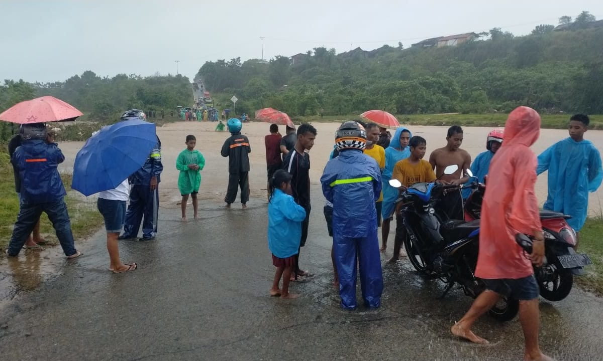 Warga Ambon menghindari banjir, Juli lalu. Foto: Christ Belseran/ Mongabay Indonesia