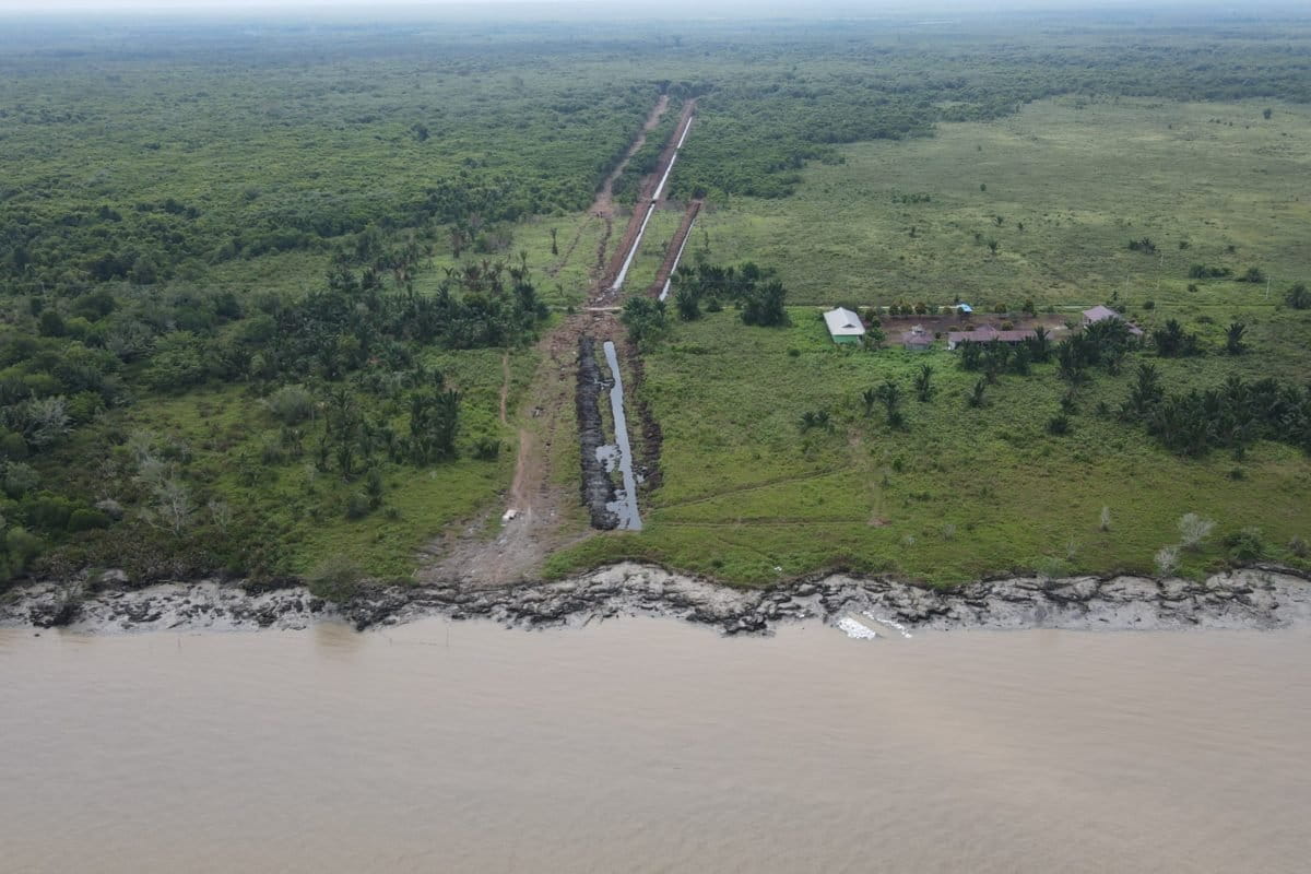 Kanal yan dibangun perusahaan sawit di lahan gambut menuju pantai. Foto: Suryadi/ Mongabay Indonesia