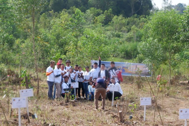 Satu komunitas di Batam usai menanam pohon. Foto: Yogi Eak Sahputra/Mongabay Indonesia
