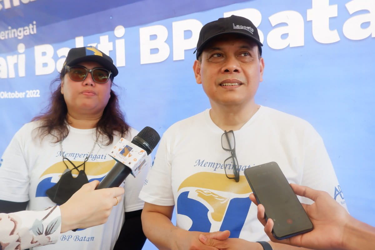 Sudirman Saad (kanan), Deputi Pengelolaan Kawasan dan Investasi BP Batam saat diwawancarai wartawan. Foto: Yogi Eka Sahputra/ Mongabay Indonesia 