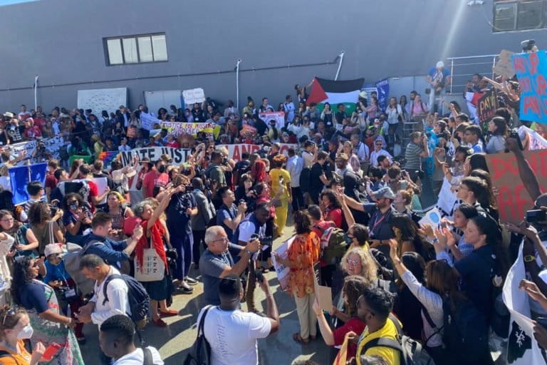 Perwakilan dari masyarakat sipil yang hadir di COP27. Mereka menyuarakan keadilan iklim. Foto: Walhi Nasional