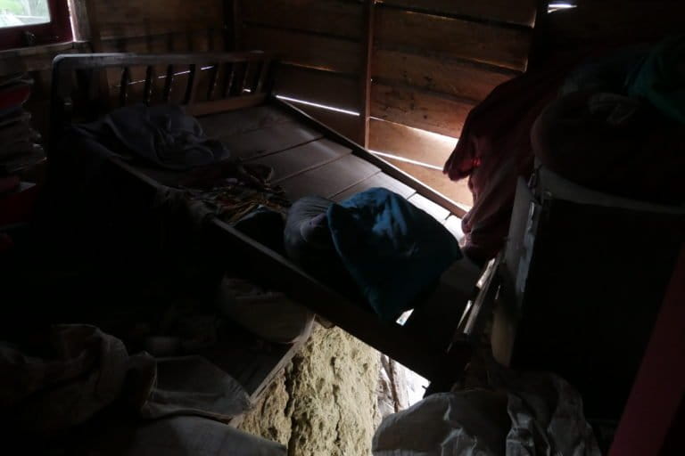 Rumah Nur Asima, yang mulai rusak. Tanah seakan bergerak, sedikit demi sedikit bagian-bagian rumahnya rusak. Foto: Tonggo Simangungsong/ Mongabay Indonesia