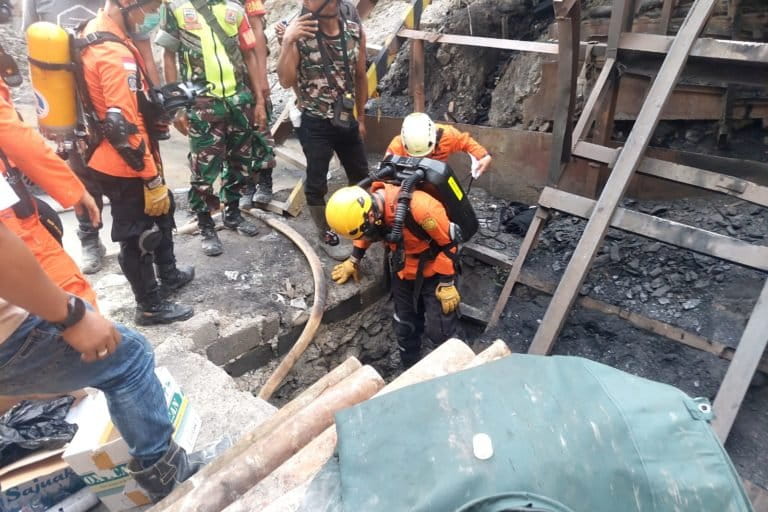 Lubang Tambang Batubara yang meledak milik PT Nusa Alam Lestari (NAL) di Desa Salak, Kecamatan Talawi, Sawahlunto, Sumatera Barat. Foto: Vinolia/ Mongabay Indonesia