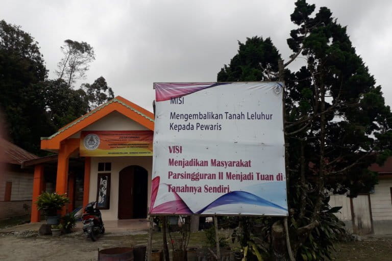 Spanduk warga yang menolak lahan mereka jadi food estate. Foto: Yael Stefany