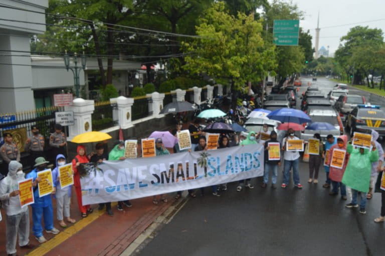 Aksi warga bersama Koalisis Save Sangihe Island di depan Kementerian ESDM Jakarta. Foto: Rabul Sawal/ Mongabay Indonesia 