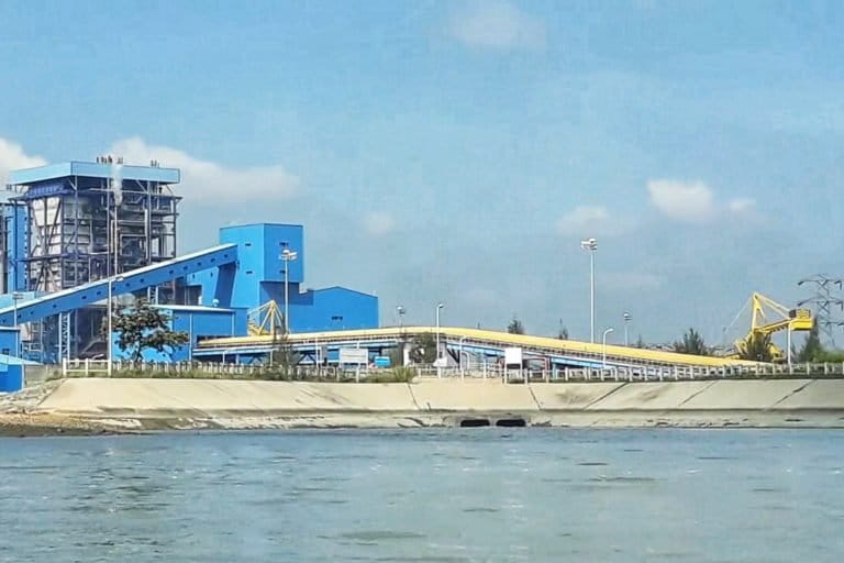 PLTU Pangkalan Susu di tepian laut. Dari sana juga ada saluran limbah cair yang masuk ke laut. Foto: Ayat S Karokaro/Mongabay Indonesia