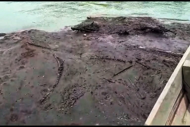 Batubara berceceran di tepian pesisir dekat PLTU Pangkalan Susu. Foto: Ayat S Karokaro/ Mongabay Indonesia