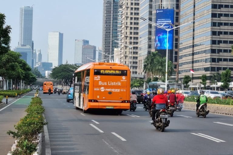 Kendaraan listrik yang rendah karbon saat kendaraan digunakan, tetapi bagaimana proses bahan baku kendaraan listrik itu, apakah juga rendah karbon dan ramah iklim? Foto: Sapariah Saturi/ Mongabay Indonesia
