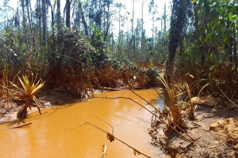 Cemaran tambang nikel di sungai di Kawasi. Foto: Walhi