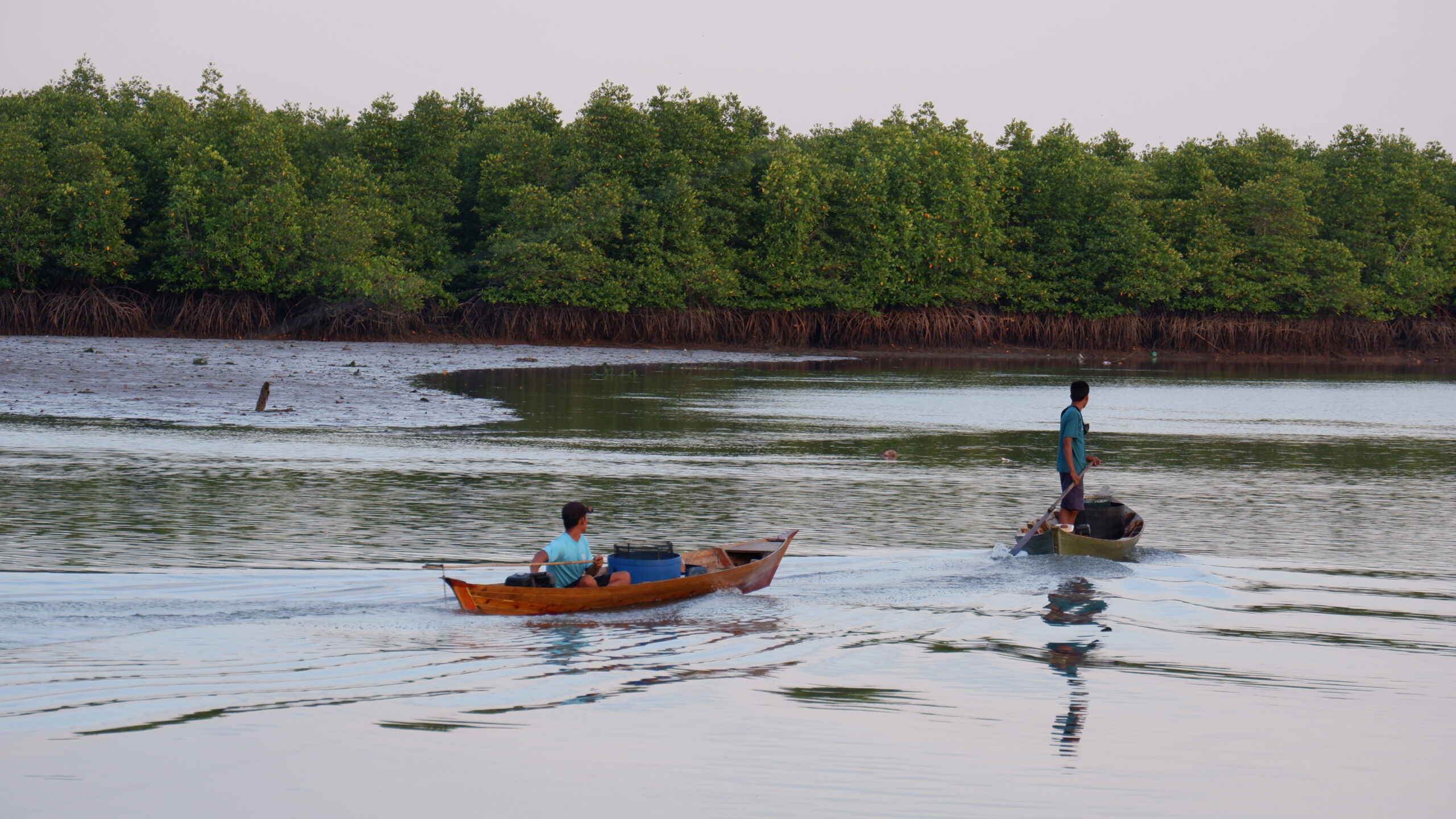 Dua orang nelayan melaut di pesisir Pancur Piayu Batam, kawasan ini mangrove cukup terjaga. Foto Yogi Eka Sahputra/ Mongabay Indonesia