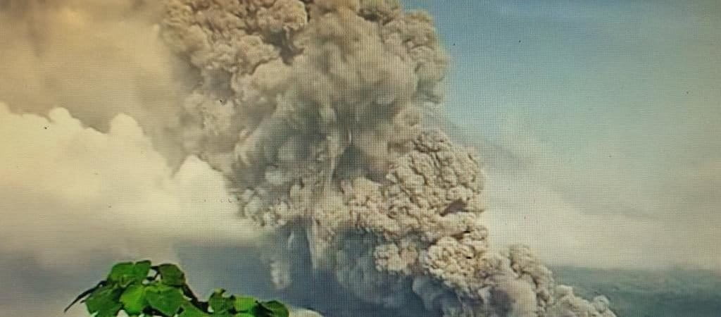 Awan panas letusan Semeru, 4 Desember 2022. Warga diminta waspada awan panas, lava dan lahar. Foto: BNPB