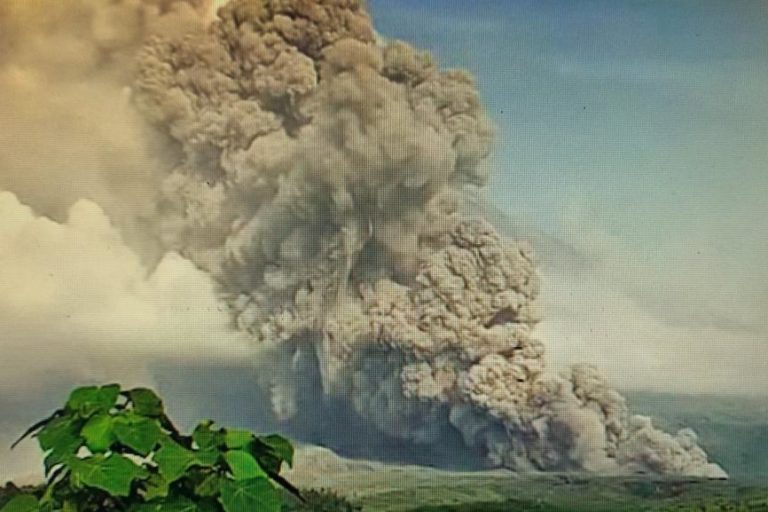 Awan panas letusan Semeru, 4 Desember 2022. Warga diminta waspada awan panas, lava dan lahar. Foto: BNPB