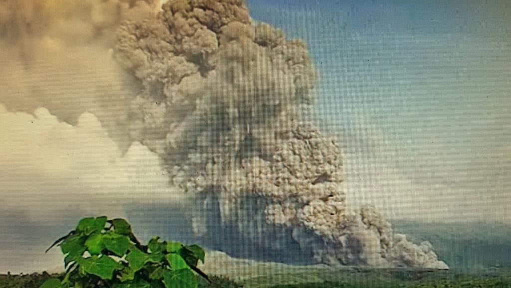 Awan panas letusan Semeru, 4 Desember 2022. Warga diminta waspada awan panas, lava dan lahar. Foto: BNPB