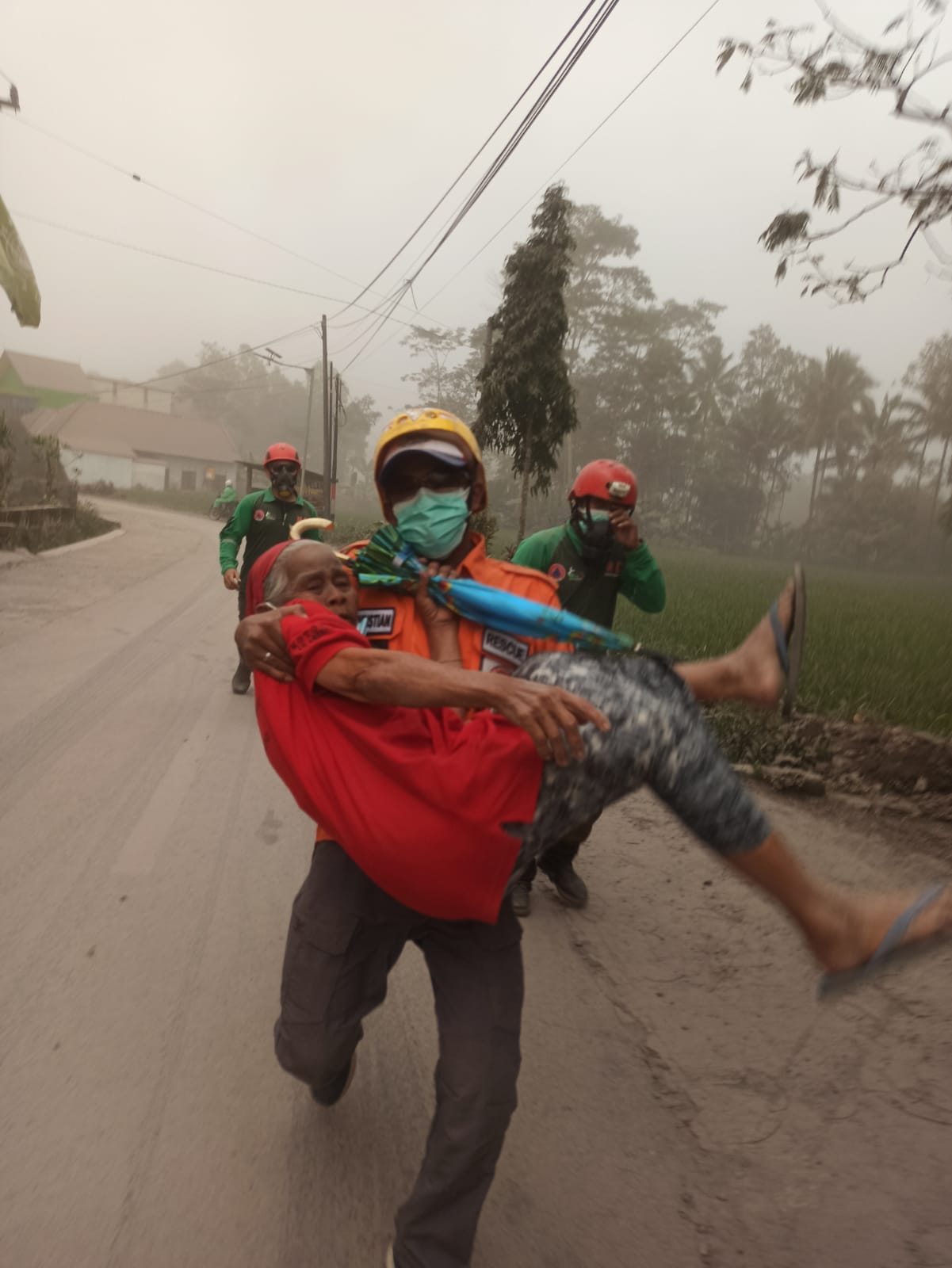 Petugas menyelamatkan warga agar tak terkena erupsi Semeru. Foto: BNPB