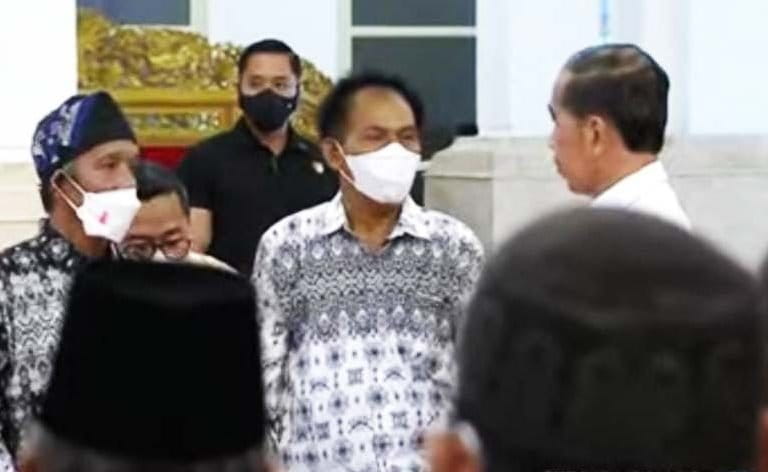 Perwakilan SAD 113 saat menerima sertifikat komunal di Istana Negara di Jakarta, Kamis (1/12/22). Foto: dokumen SAD 113