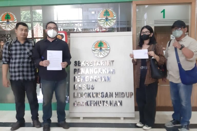 Tim Advokasi Kebebasan Akademik melayangkan surat keberatan administratif kepada Siti Nurbaya, Menteri Lingkungan Hidup dan Kehutanan Siti Nurbaya pada Kamis (1/12/22). Foto: Lusia Arumingtyas/ Mongabay Indonesia